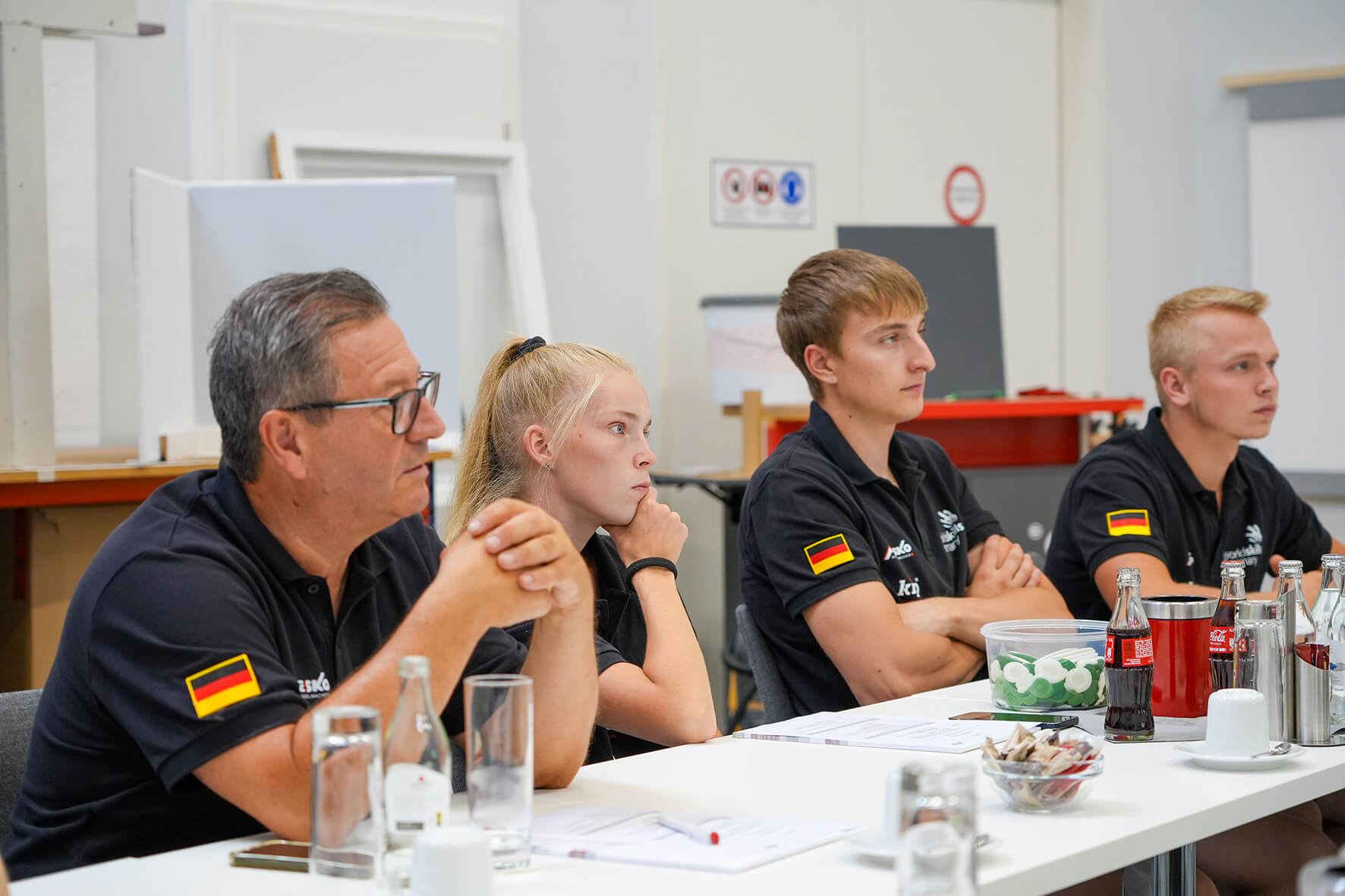 Bundestrainer Diego Gomez-Velazquez sowie Penelopé Comita, Tim Schäfer und Jonas Schneegans bei der Vorbereitung des Maler Team Germany auf die WorldSkills 2026.
